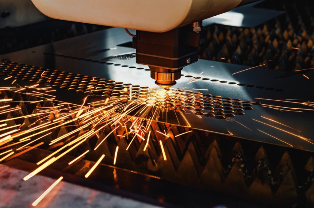 Laserschneiden von Blech mit Funkenflug